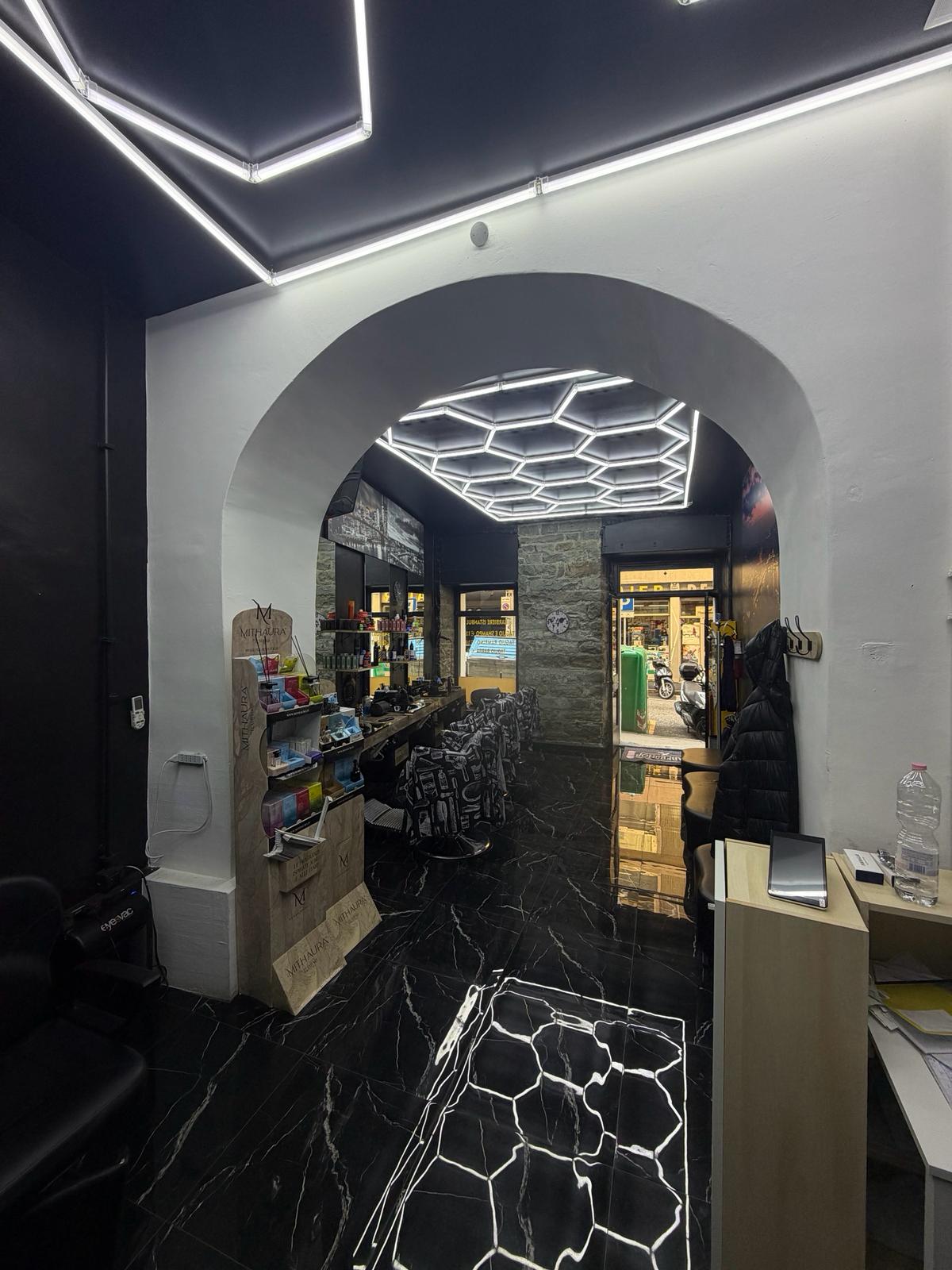 Arco d'ingresso e zona lounge del Barbiere Istanbul